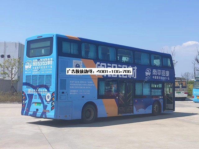 平潭双层大巴广告效果.jpg